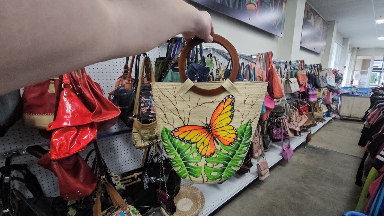 GOODWILL PURSE SUPERSTORE! Thrift with me!