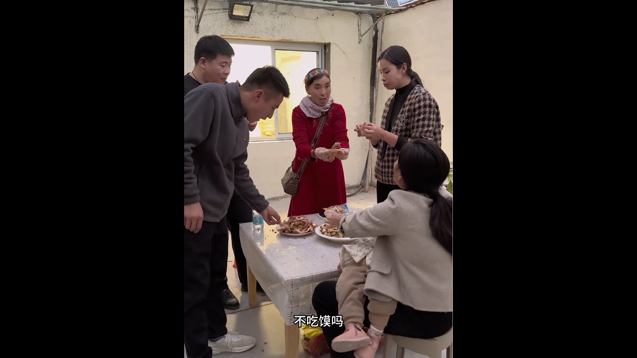 一个人关心一个人的眼神是藏不住的 今天吃到了婆婆的炒馍❤️ #记录我的农村生活 #记录真实生活 #乡村生活家 #平淡治愈的乡村生活 @DOU+小助手 @抖音小助手