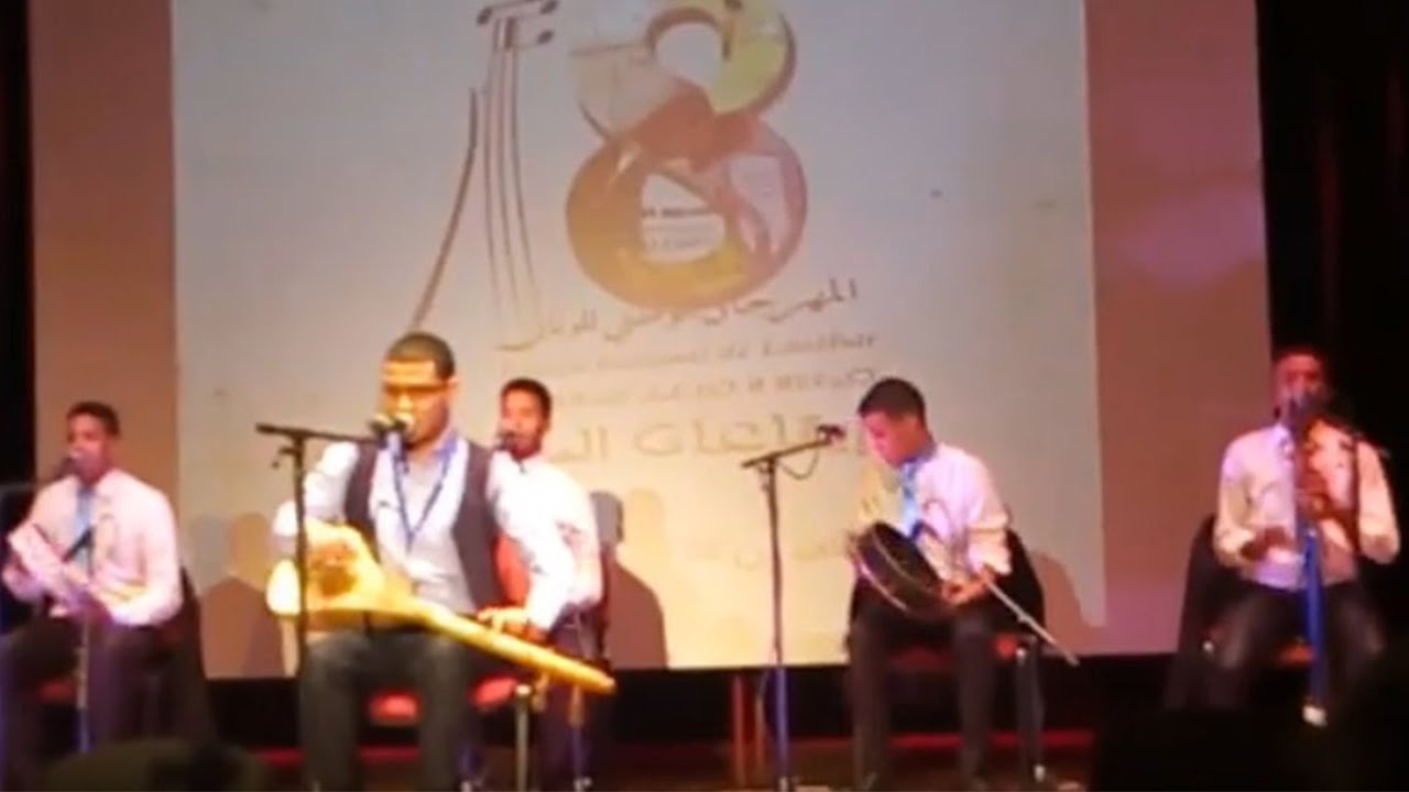 محمد عاطر يقدم الفنان الكفيف نوح الكانوني يعزف بطريقة غريبة