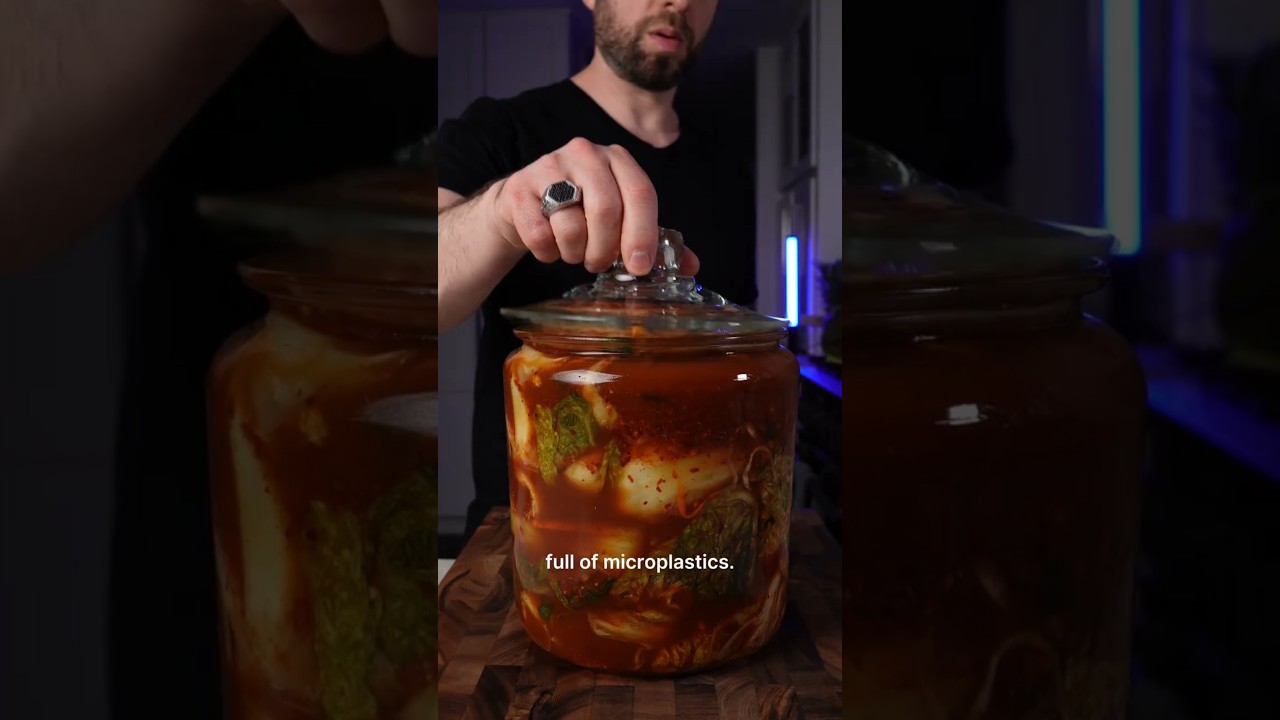 Новое исследование: бактерии, содержащиеся в кимчи, удаляют микропластик из кишечника.