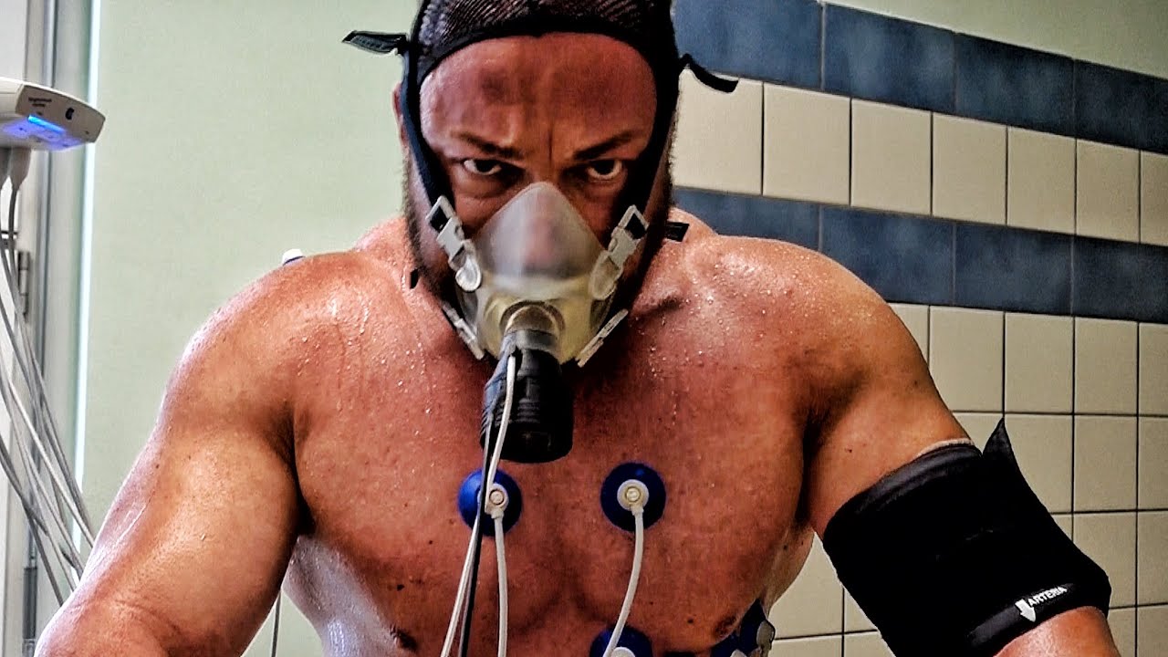 Bodybuilder beim Arzt - Fitness Test