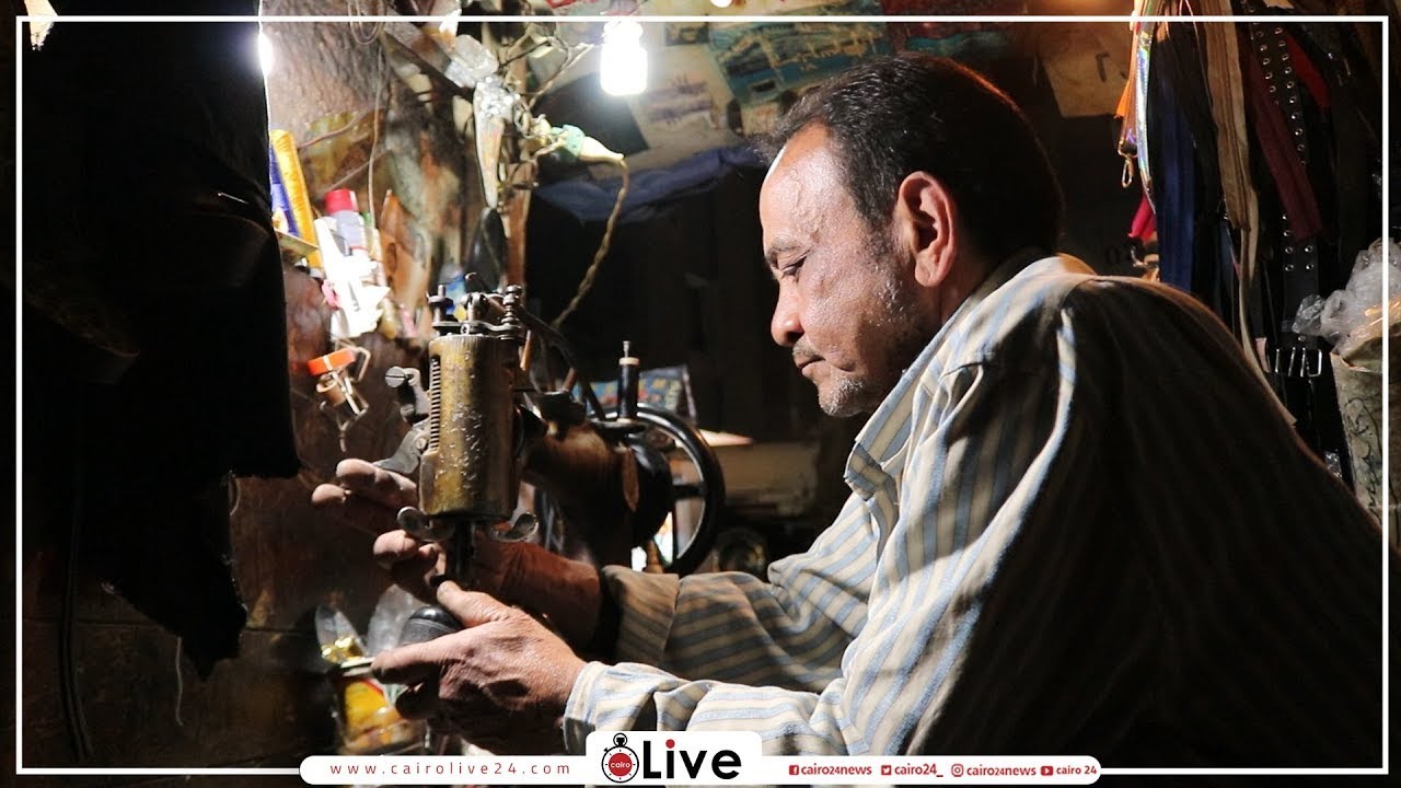 بحبها وبحس إني فنان وأنا بشتغلها.. عم هشام أشهر صنايعي أحذية في الدرب الأحمر