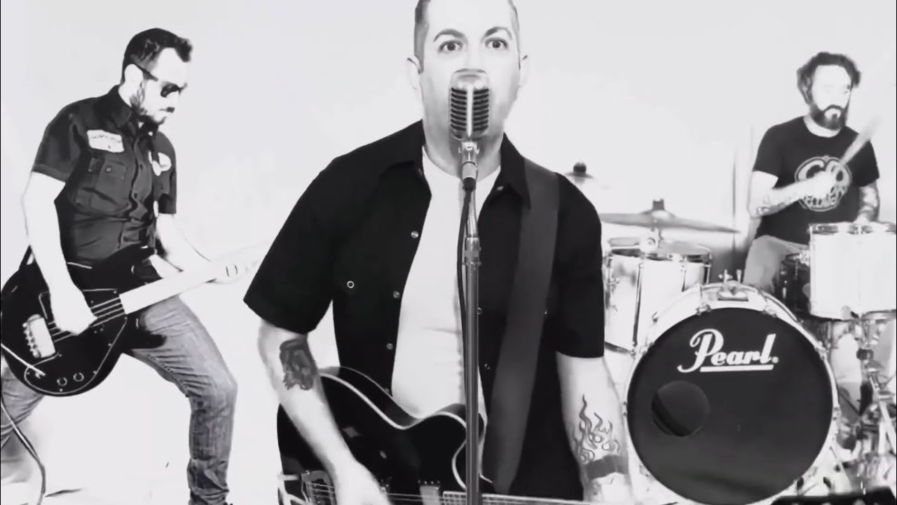 The Bermudas - One More Minute (Official Vídeo)