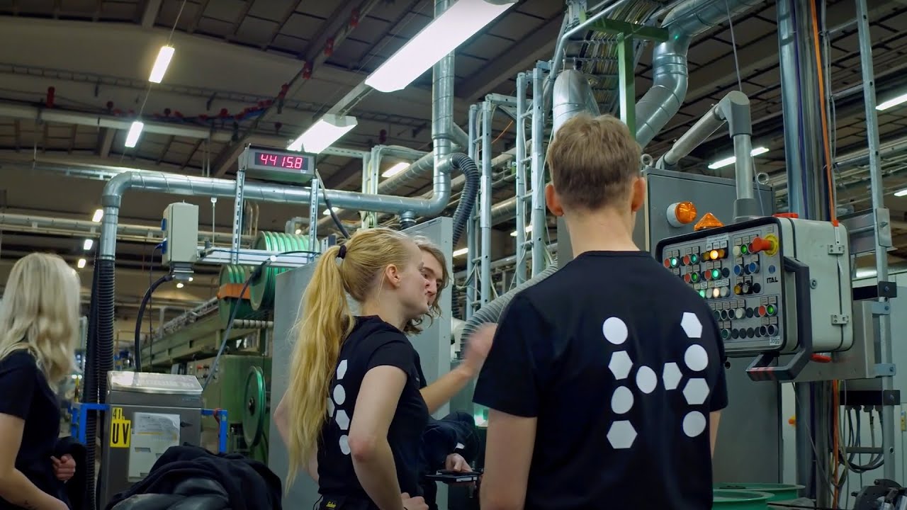 How does Hexatronic connect the world with fiber?