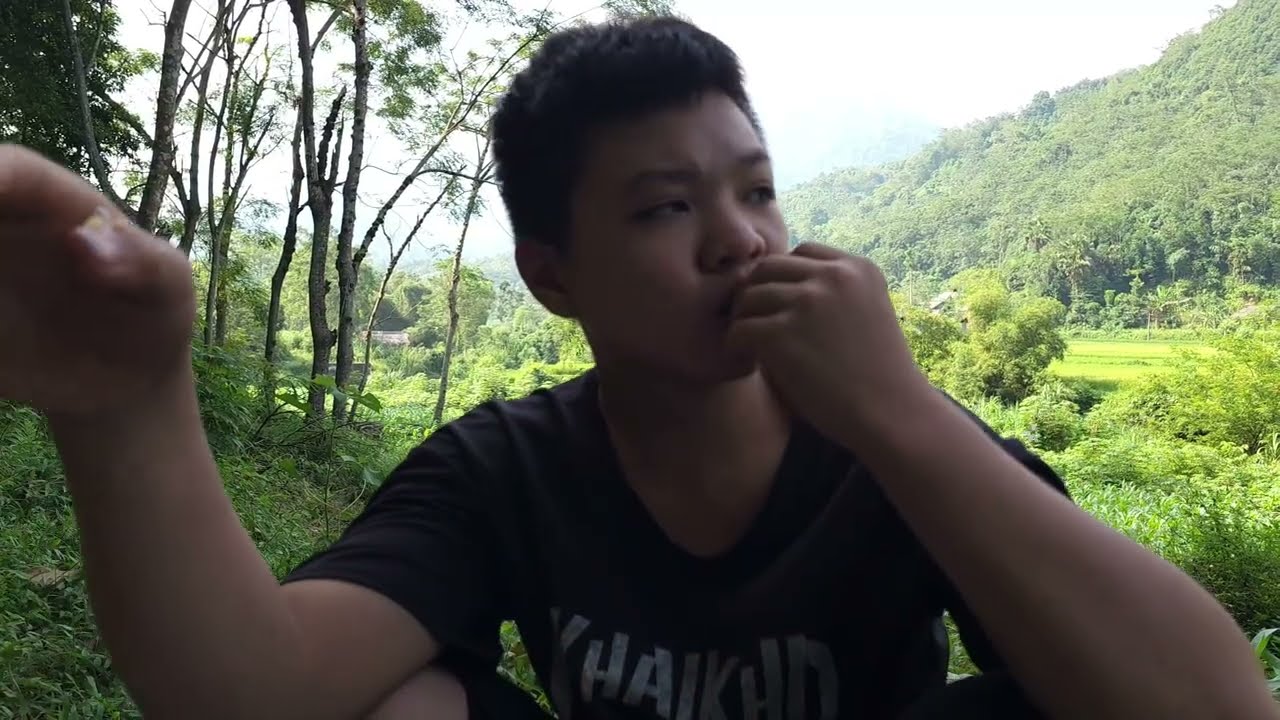 Snakes are stalking the boy, picking bananas, picking vegetables to sell farm life.