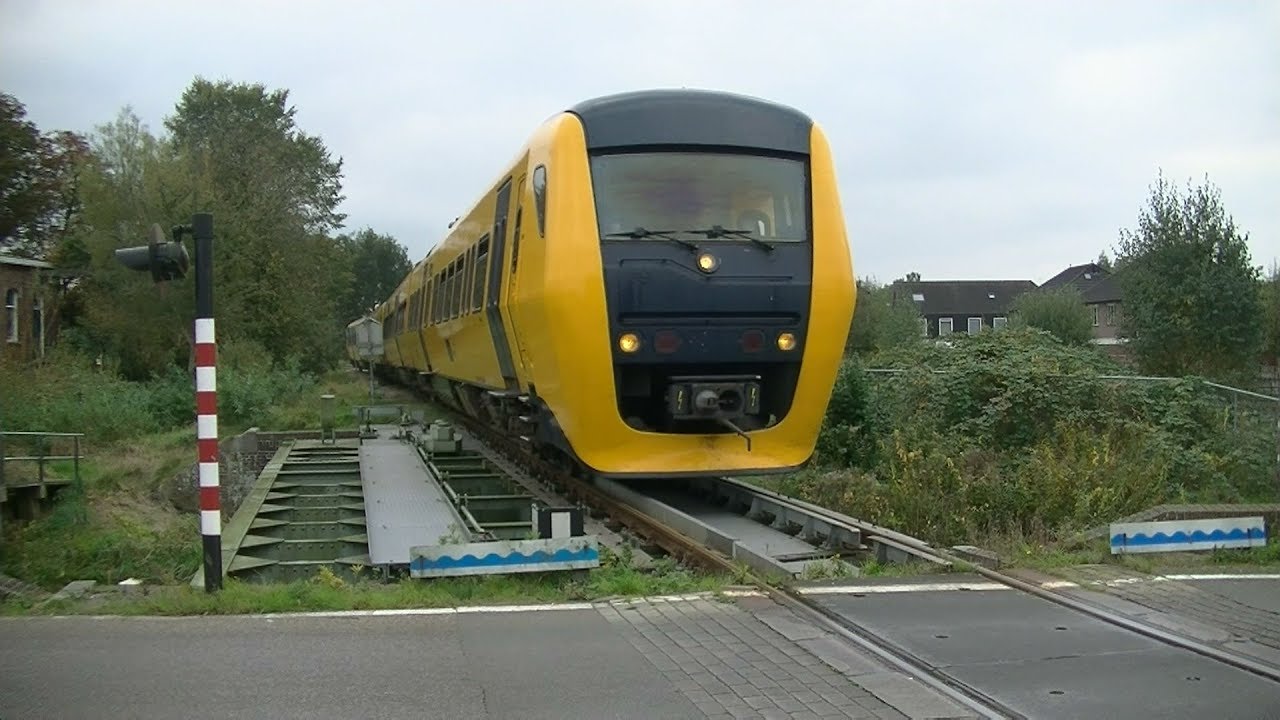 afscheidsrit DM '90 komt toeterend door Veendam//last ride DM '90 Veendam.