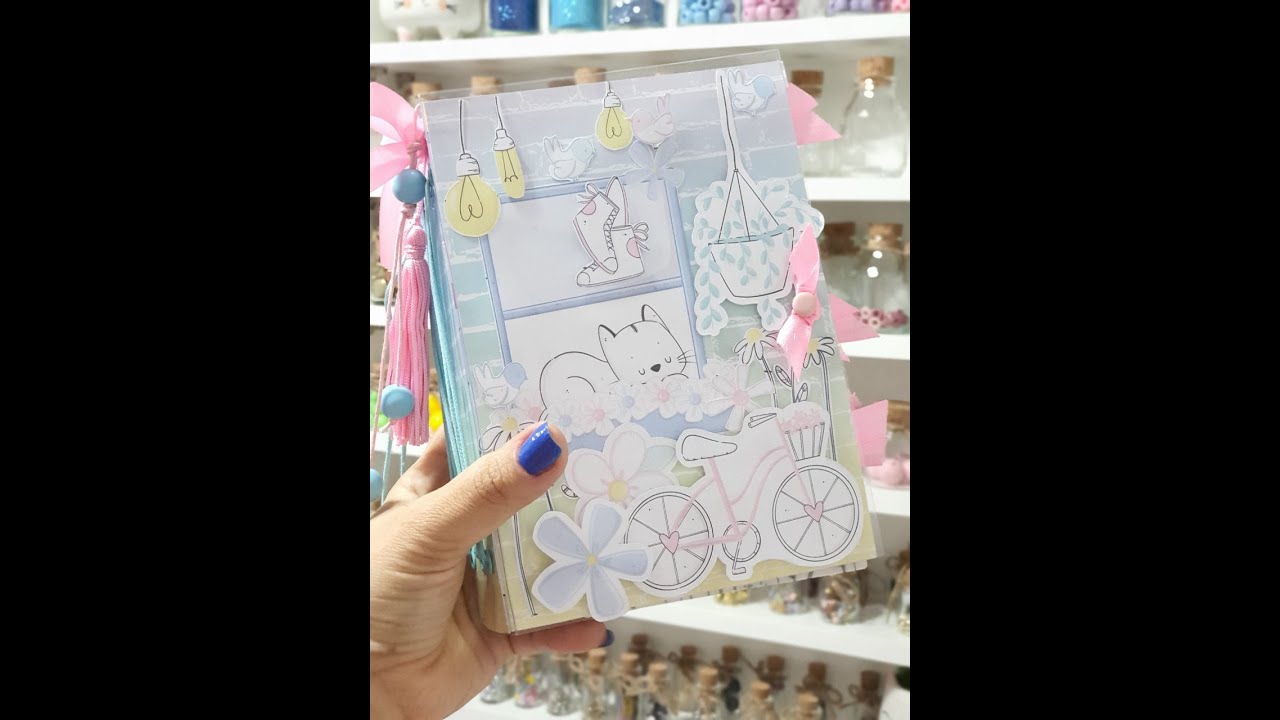 Scrapbook :Mini Álbum com capa de acetato e costura na lombada.