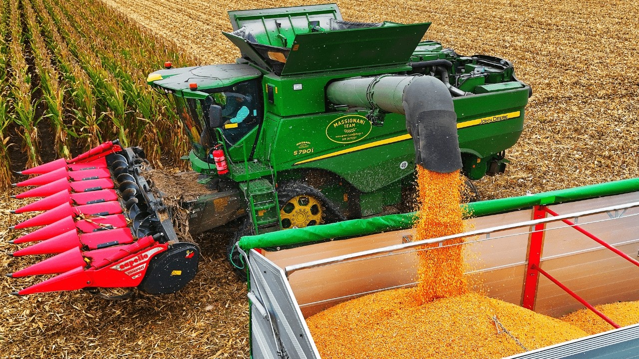 Сборник лучших моментов обмолота кукурузы и силоса от John Deere, New Holland и Claas.