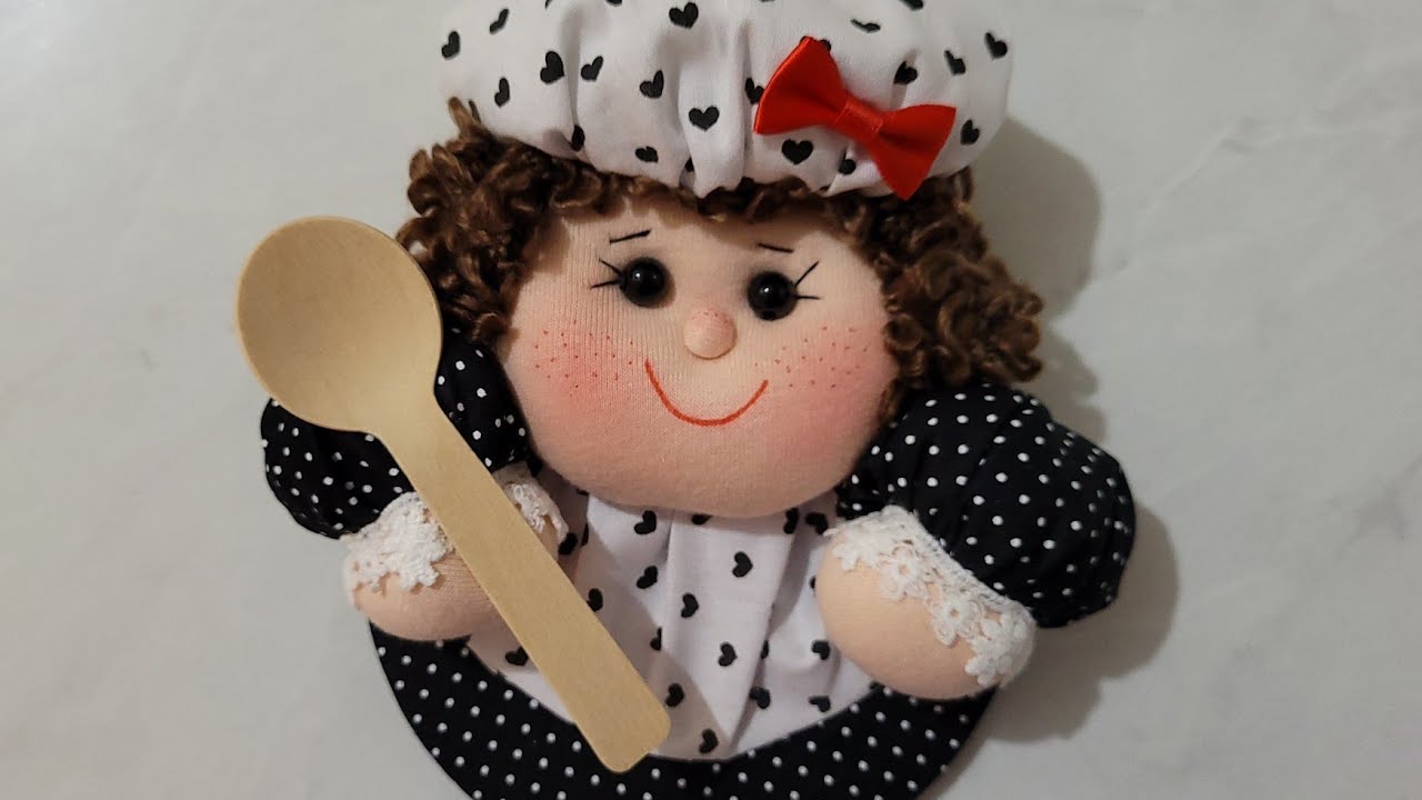 Cozinheira porta pano de prato! Feita com cd e fuxicos de retalhos!Artesanato fácil, rápido e lindo!