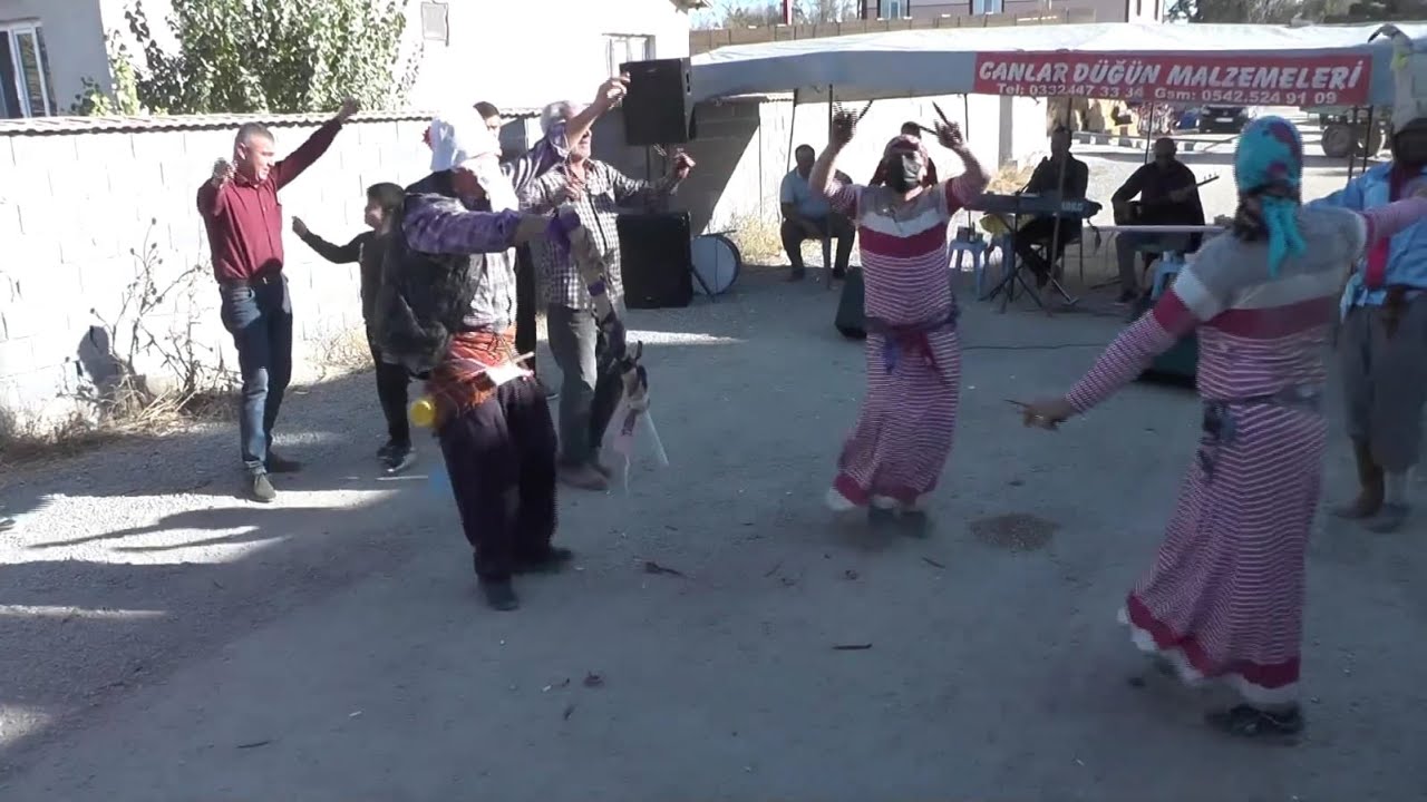 Süpürgesi Yoncadan ~ Kesik Çayır ~ Sille ~ Köy Düğünü