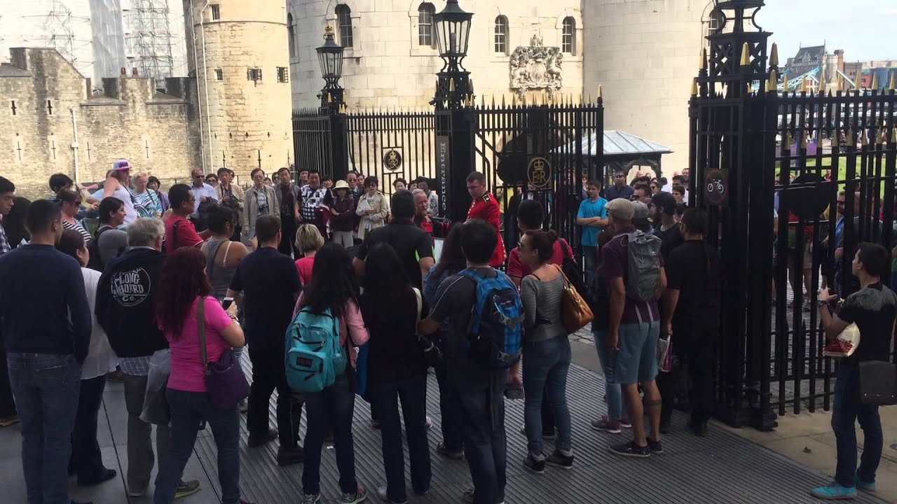 Guardia real pelea a fuera de la torre de Londres lo molestaba un borracho hasta que se enojo 1a pte