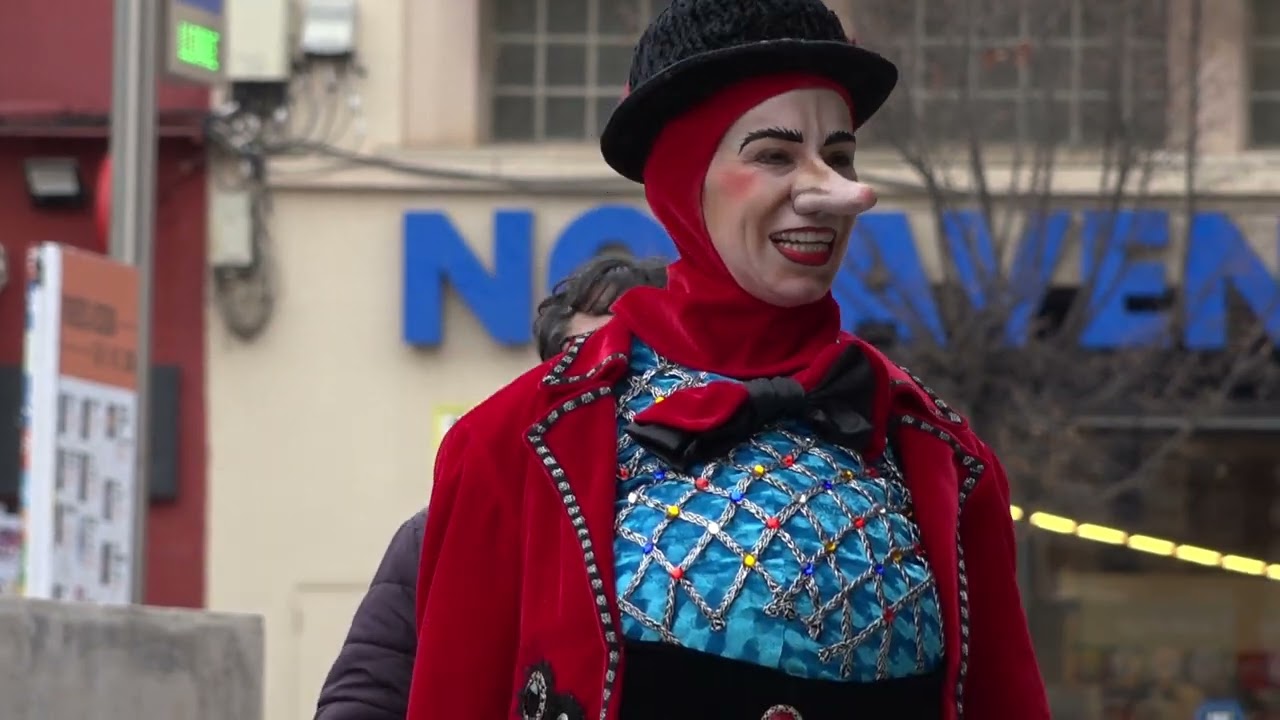 La Dona dels Nassos s'ha deixat retratar amb la gent que passejava per Figueres
