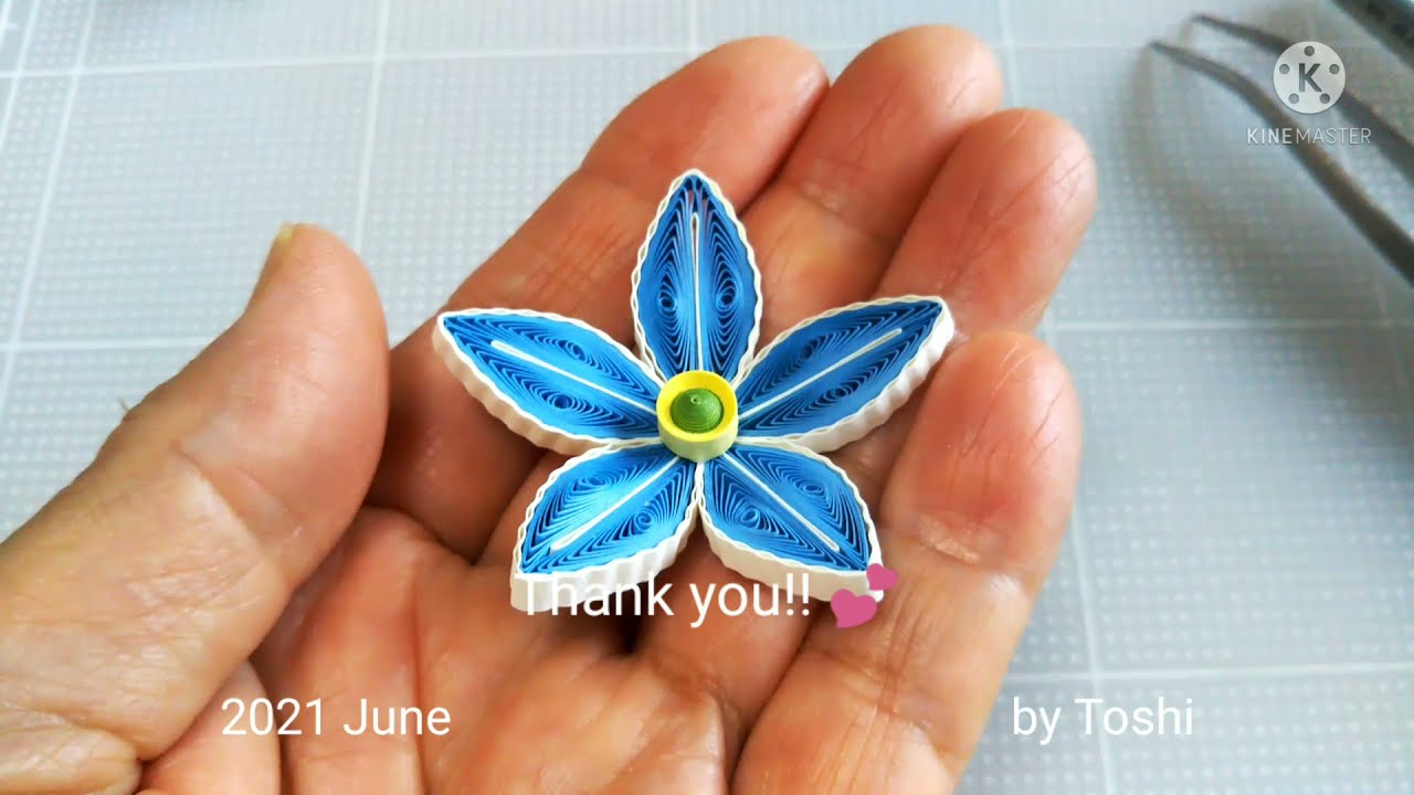 Paper quilling flower: used half moon shape and double grape roll. ペーパークイリング：ハーフムーンとダブルグレープロールを使った花。