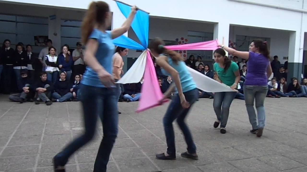 baile con telas para el acto del día del profesor
