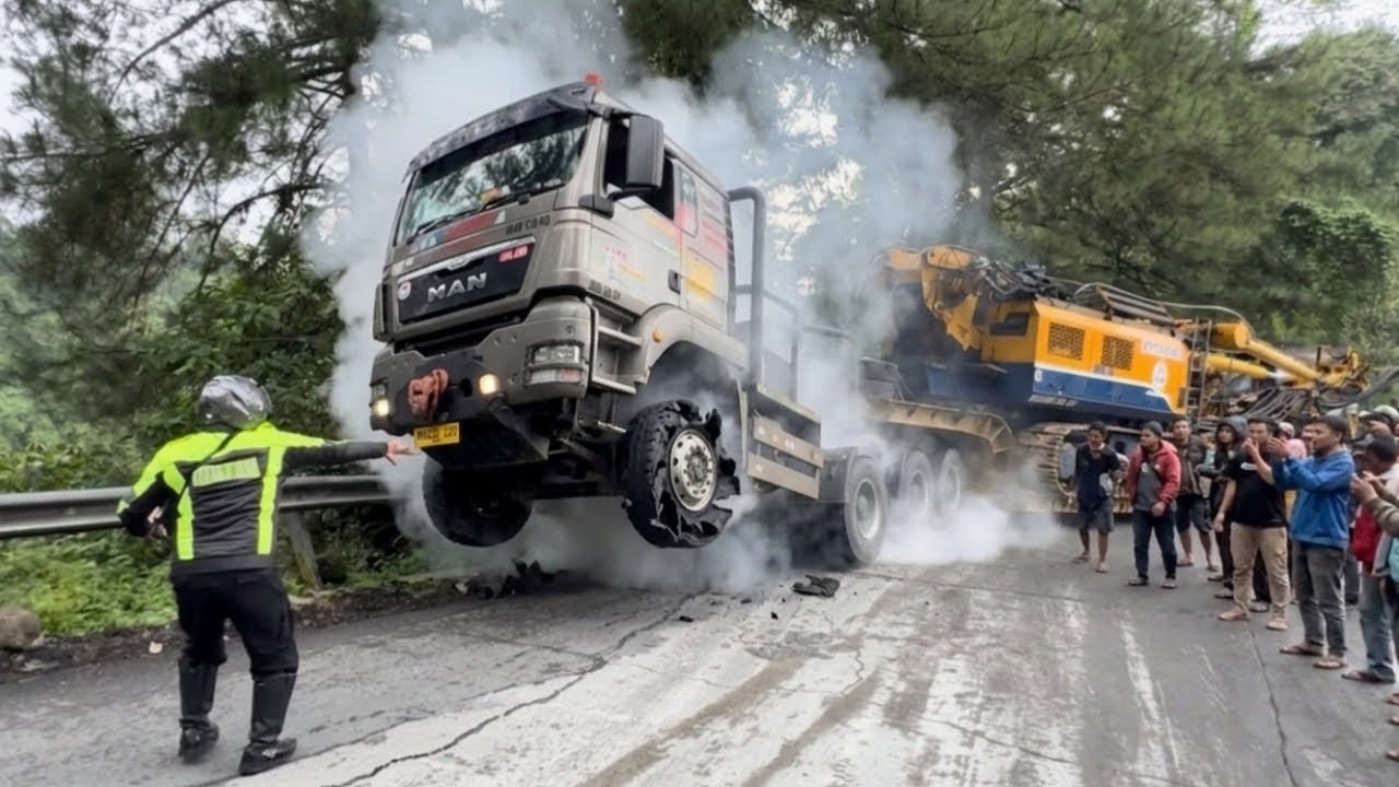 Ban Meledak Velg Hancur, Truk Trailer MAN Muatan 80 Ton Ditarik Dump Truck Fuso di Sitinjau Lauik