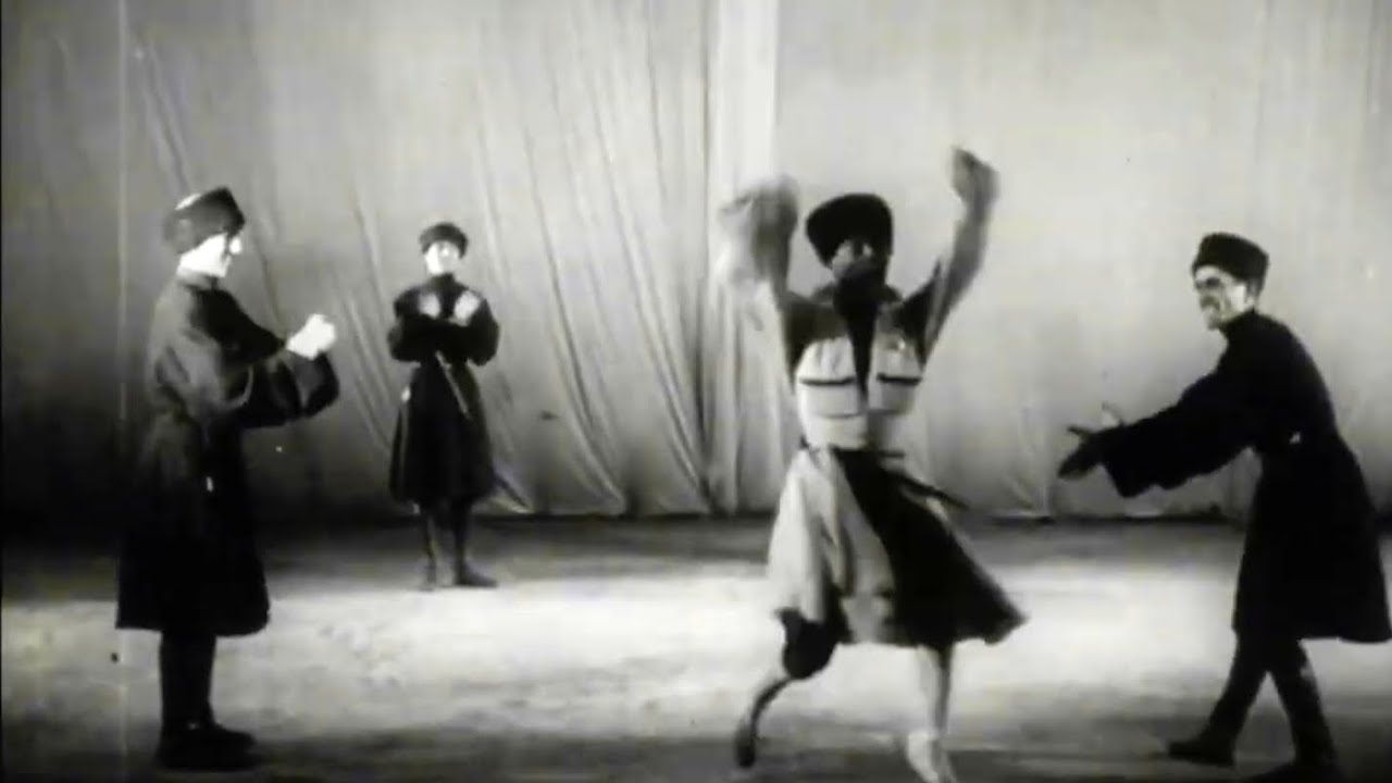 1935 г. Делегация СССР на Международном фестивале танца. Русские, грузины, украинцы, узбеки