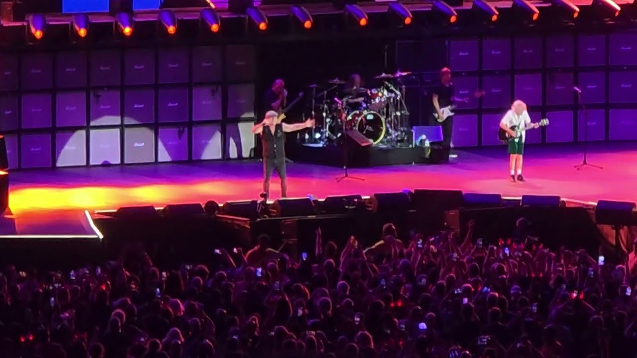 AC/DC - “You Shook Me All Night Long” Live in Tampa 2025