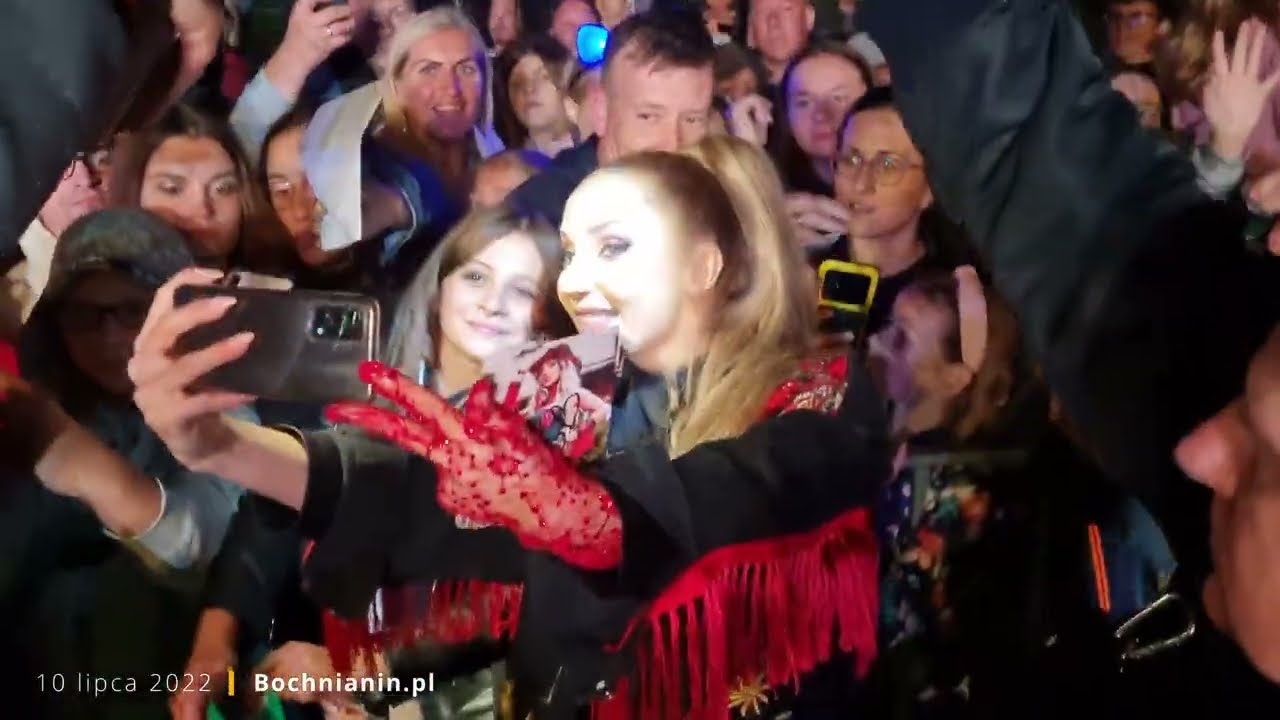 CLEO rozdaje autografy, ale mała fanka krzyczy: 