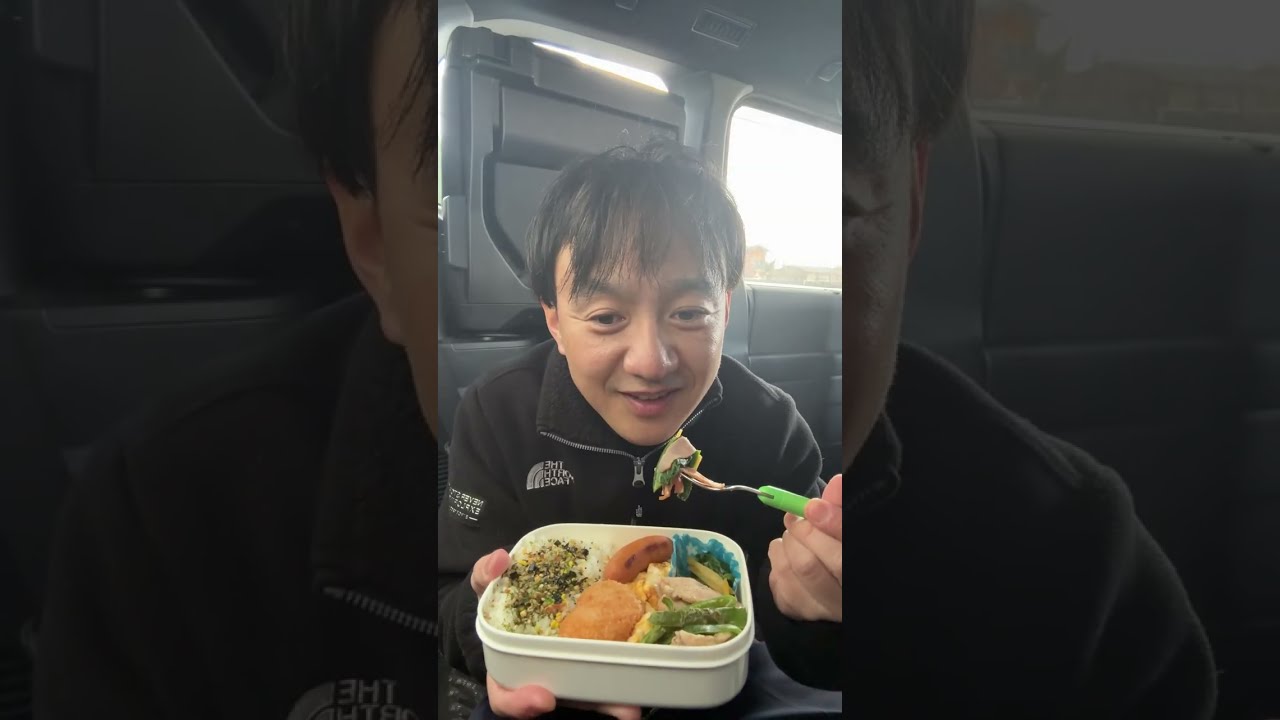 お弁当を食べてウクレレを弾きます。セイヤvideo /ウクレレとギター がライブ配信中！