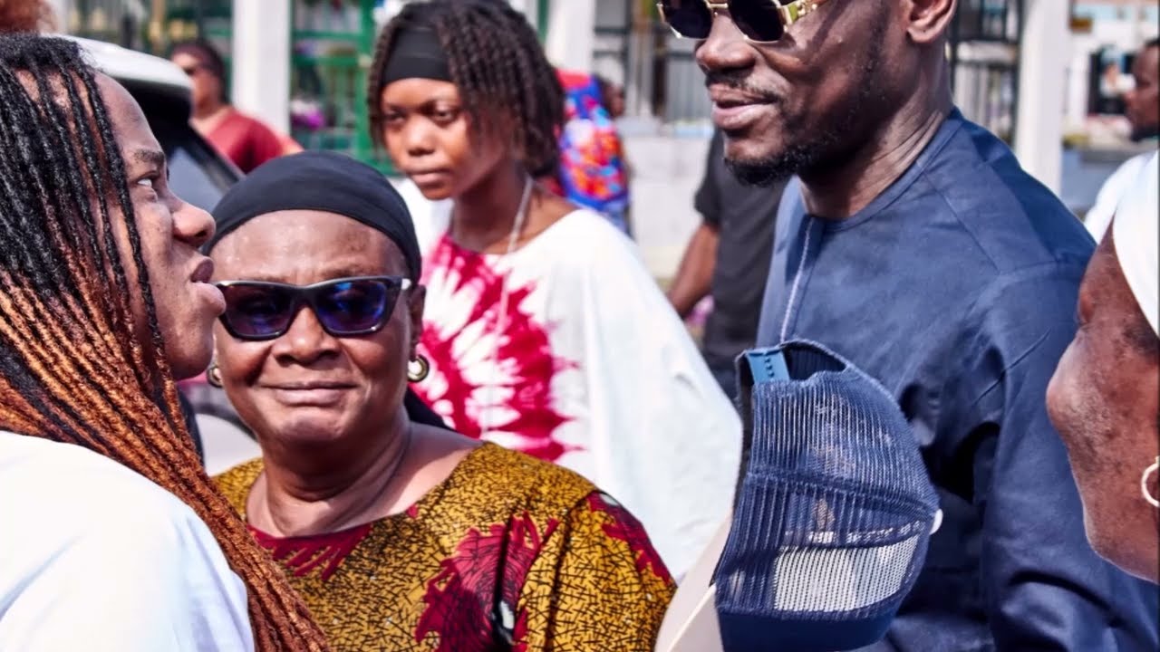 Ariel Sheney et sa famille, unis dans la douleur pour enterrer leur papa