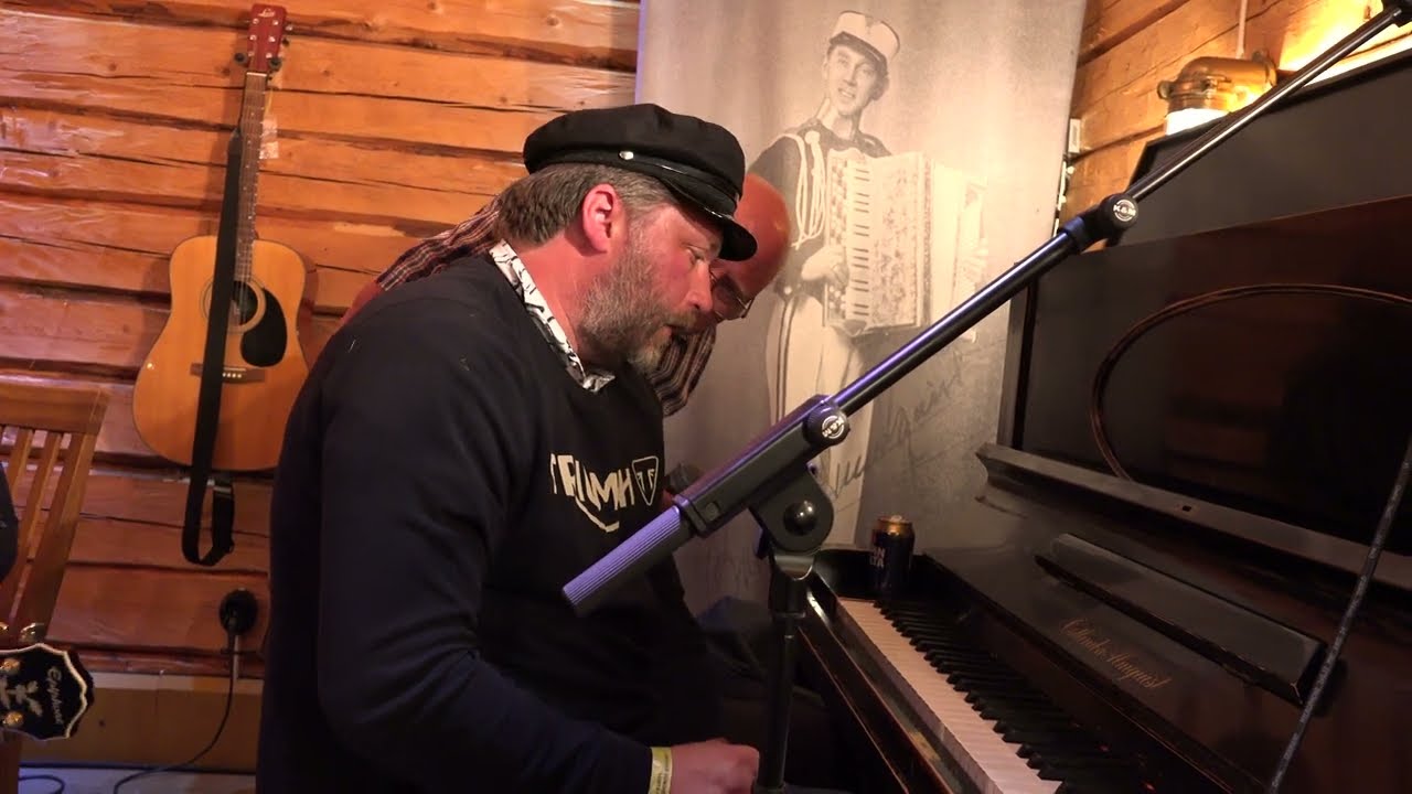 Anders Larsson performs Sweet Sue, just you by Victor Young.