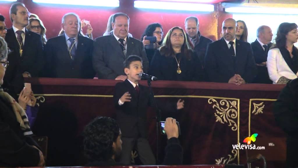 Adrián Martín cantando al Cristo de los Vigías de Vélez-Málaga