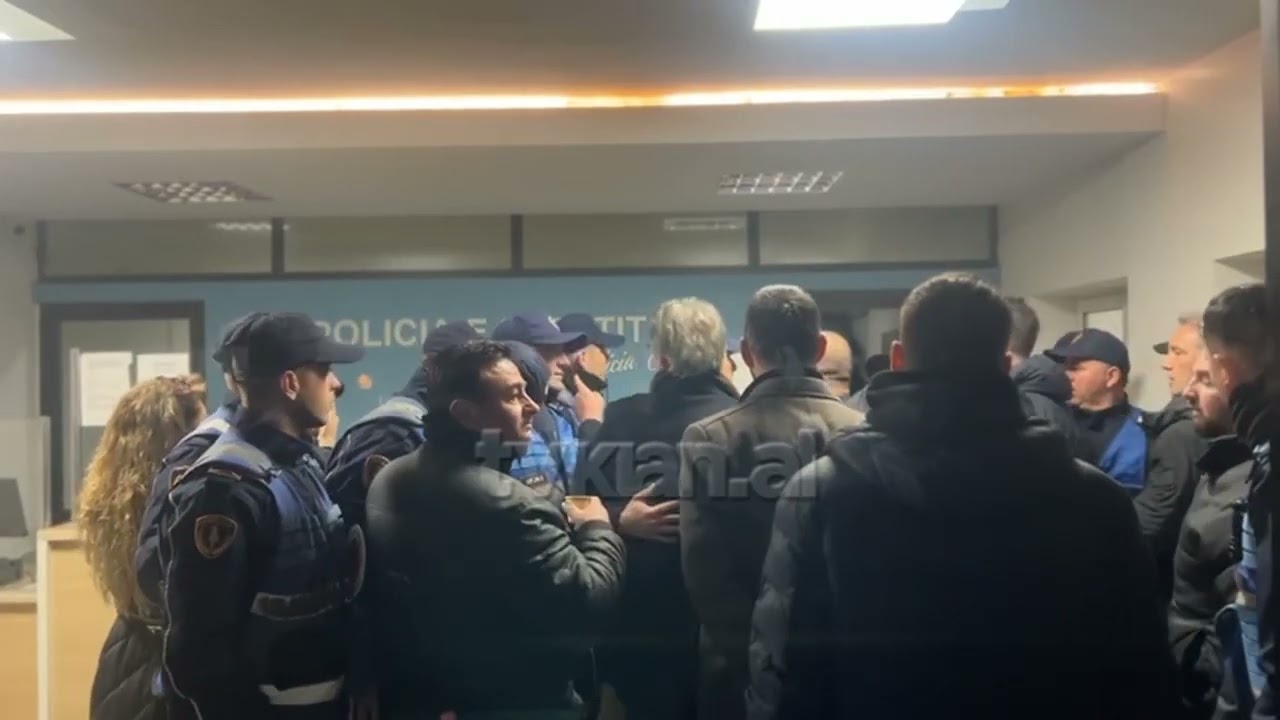 20 të shoqëruar / Tensionet nuk ndalen, protestuesit futen brenda Komisariatit Nr.1