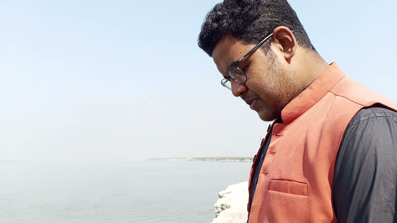 নদীর বুকের ফাটল  ধরেছে যুদিও নদীর  এতে কিছু যায় আসেনা শয়ে গিয়েছে 