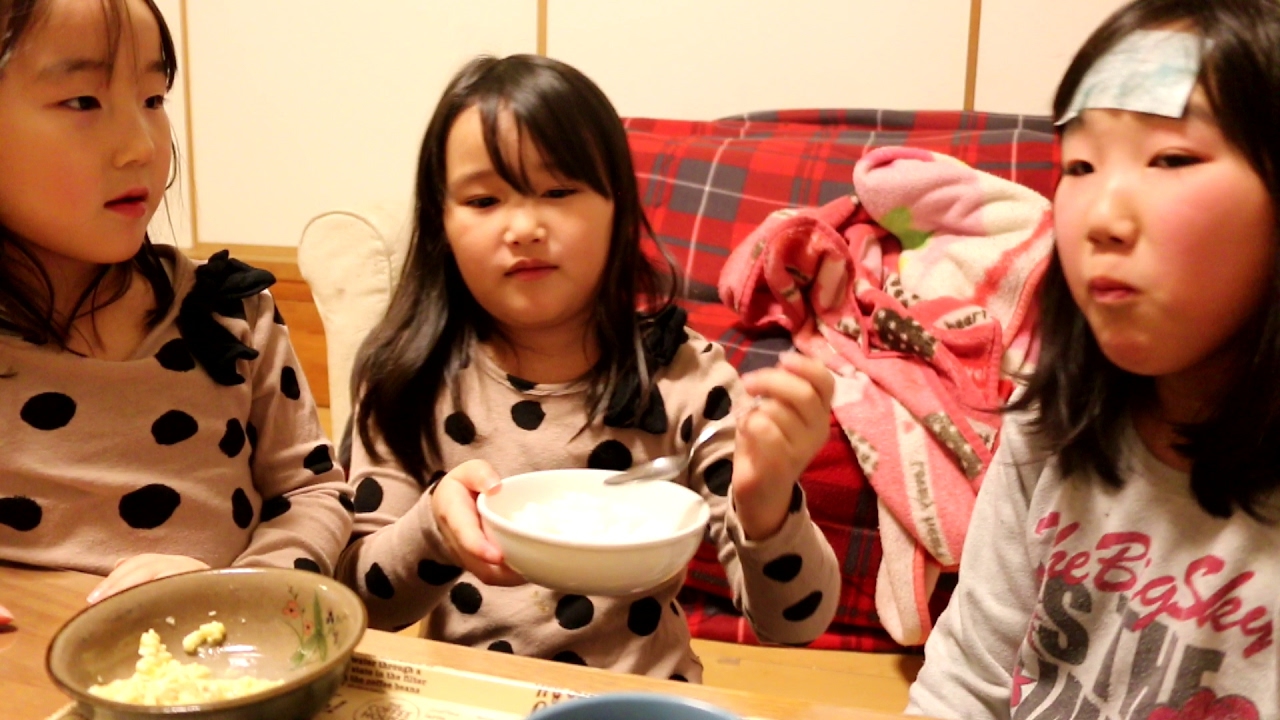 風邪でダウンな英奈姉にまたまたおかゆ作って食べさせてあげる優しい妹達玲美＆稚奈