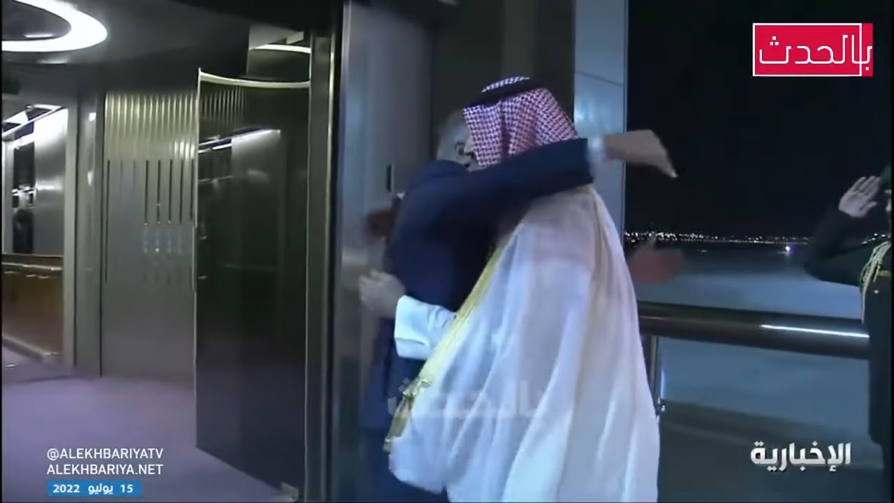 بالأحضان.. ⁧‫ محمد بن سلمان يستقبل رئيس العراق مصطفى الكاظمي في مطار جدة