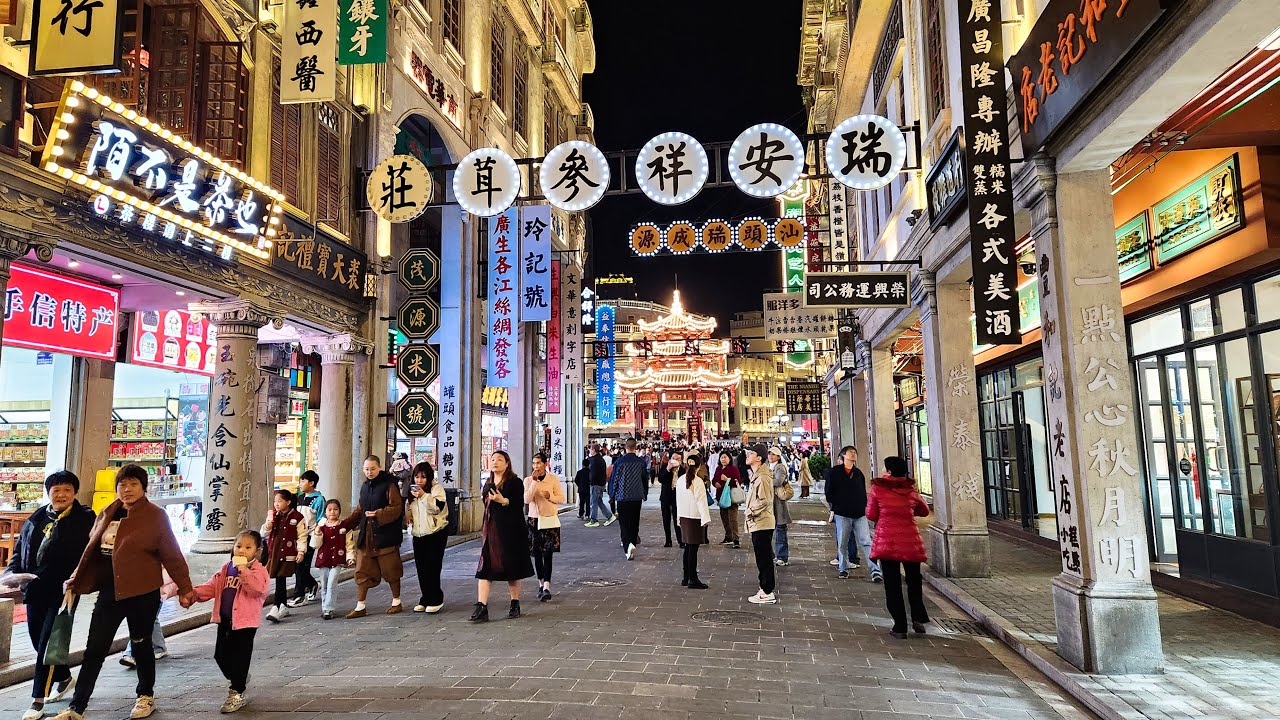 Night Walking Tour of Shantou Small Park, Guangdong, China