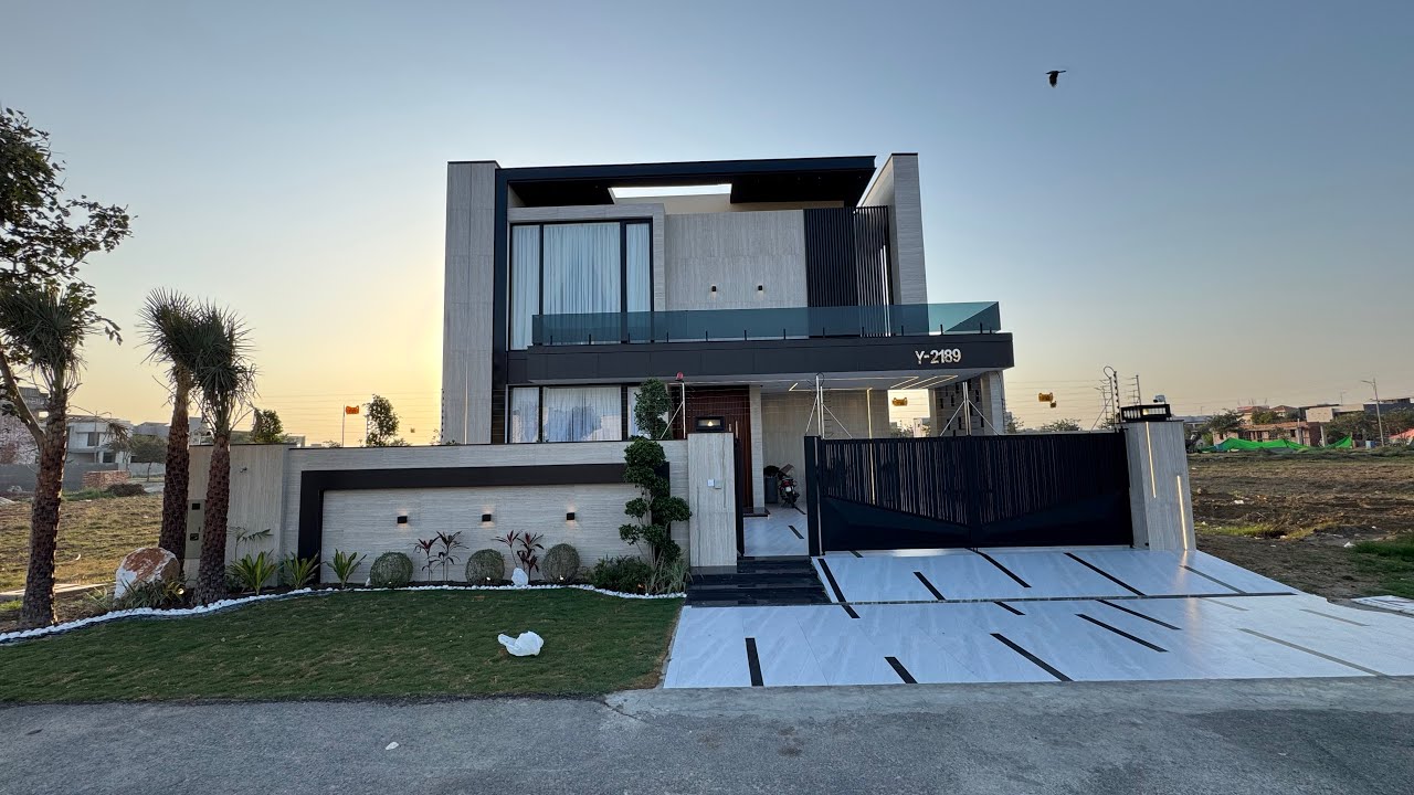 1 KANAL MODREN DESIGNER HOUSE FOR SALE IN DHA PHASE 7 Price 11.25 Crore call +923076089887