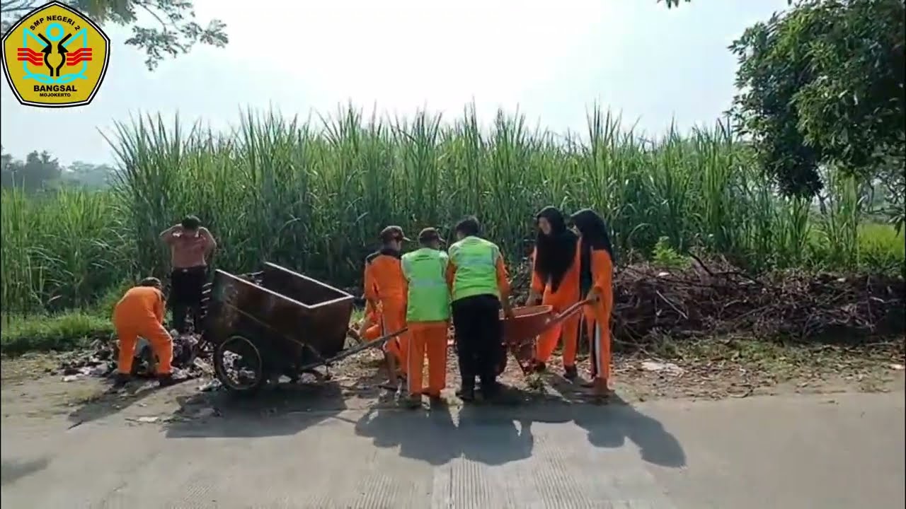 AKSI BERSIH BERSIH SMP NEGERI 2 BANGSAL