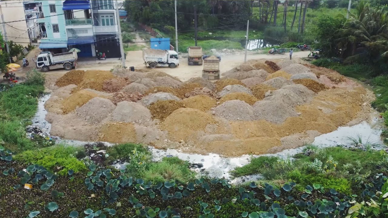 UPDATE! LANDFILL By Driver Skill D37P KOMATSU DOZER Pushing With​ Trucks Unloading