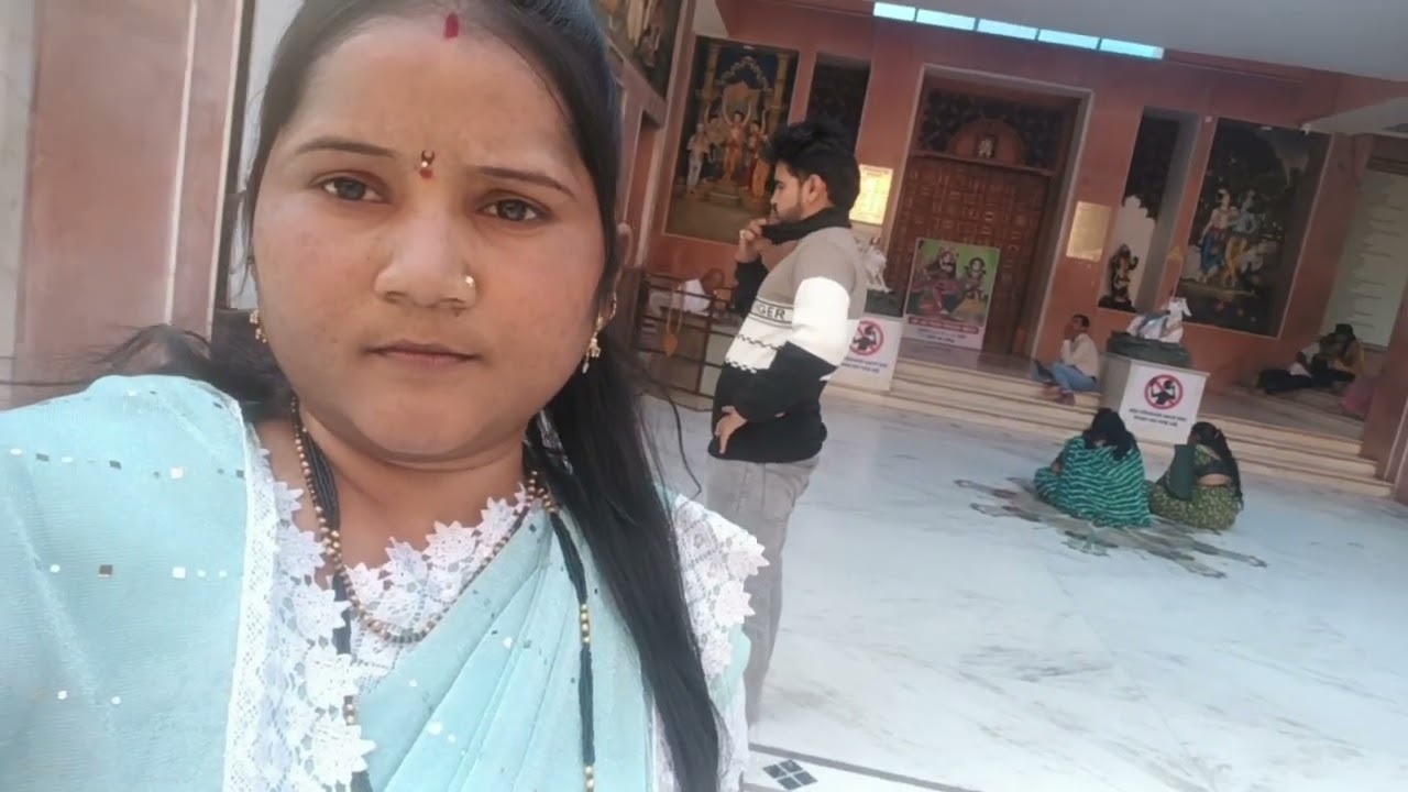 आम्ही चाललोय माझा माहेरी तर जाताना आम्ही राधा गोपाळ मंदीर येथे गेलतो.