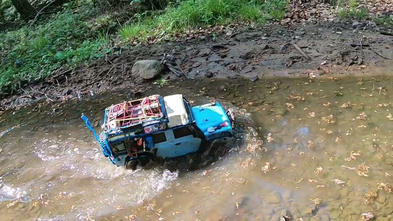 Rc trail Defender and Hilux in water 2