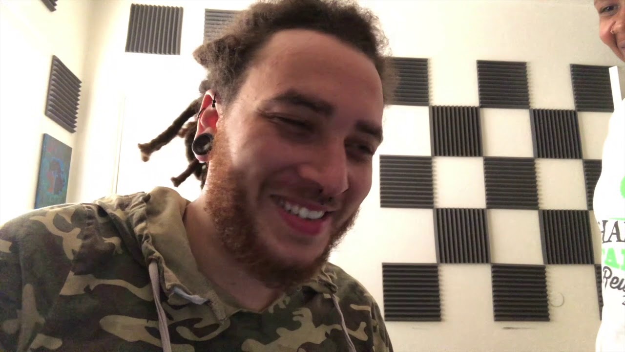 HUSBAND REACTS TO WIFES SURPRISE VIDEO [REACTION] 😂😆