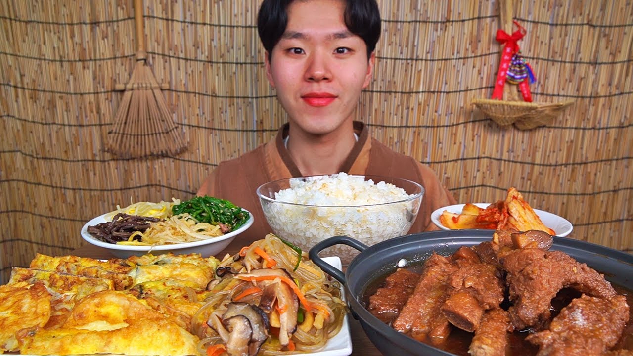 설날 명절음식 갈비찜 잡채 모듬전 나물반찬 배추김치! 기름진 음식에 풍성한 명절 분위기 입니다. NEW YEAR'S DAY KOREAN FOOD ASMR MUKBANG.