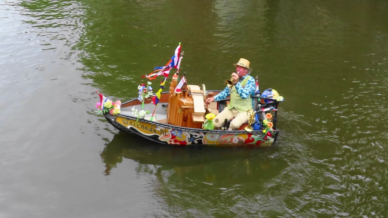Reinier Sijpkens in zijn muziekboot: Don't worry, be happy / Amsterdam