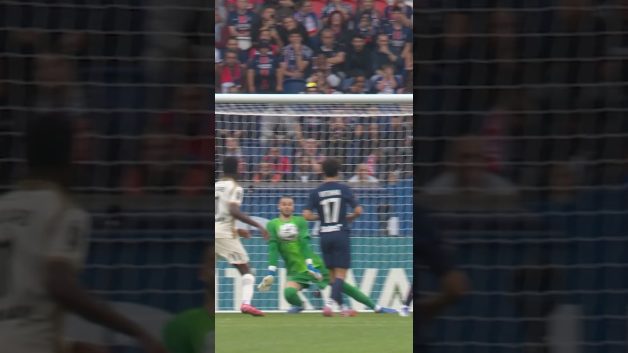 Chevalier already has his signature move! 🧱🧤 #PSG #Ligue1 #Chevalier