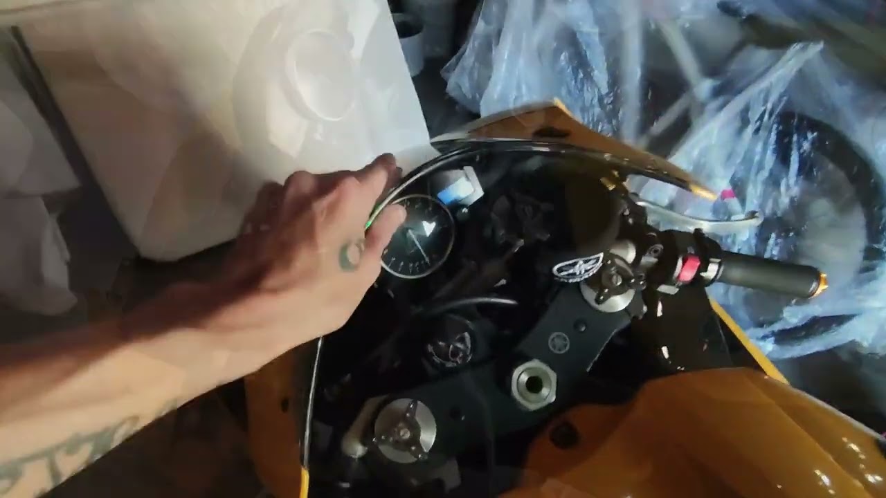 Instalación marcador universal en Yamaha r1 2006 Parte 1