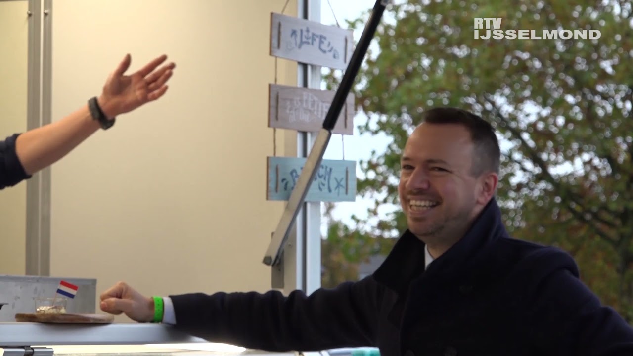 Burgemeester Kampen Sander de Rouwe bij zingende visboer Nico van der Molen