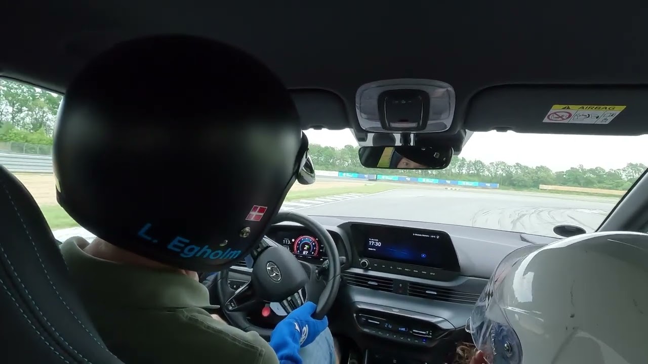 Hyundai i20N Jyllandsringen ung gæste co-driver er is kold