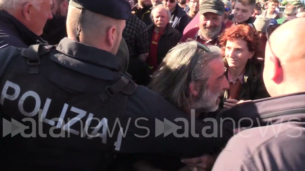 Agricoltori in protesta bloccano l'uscita al casello autostradale di Orte: 