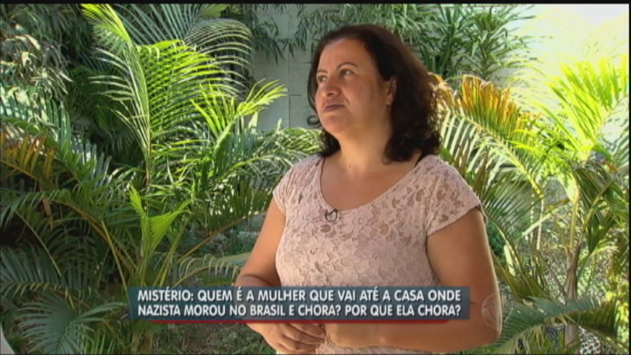 Mulher chora ao visitar imóvel onde morou carrasco nazista em Diadema (SP)