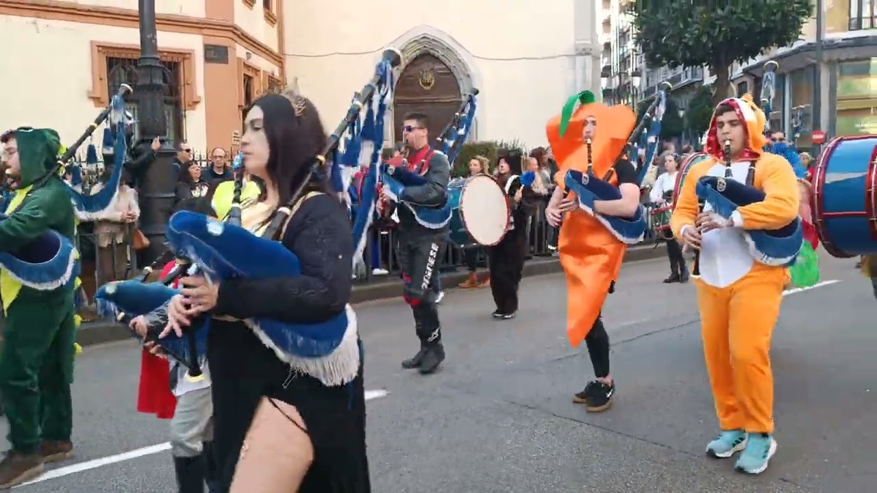 Carnaval Oviedo 2024 -Banda de Gaitas Ciudad de Oviedo y la Charanga Os brasileiros do Xixón-