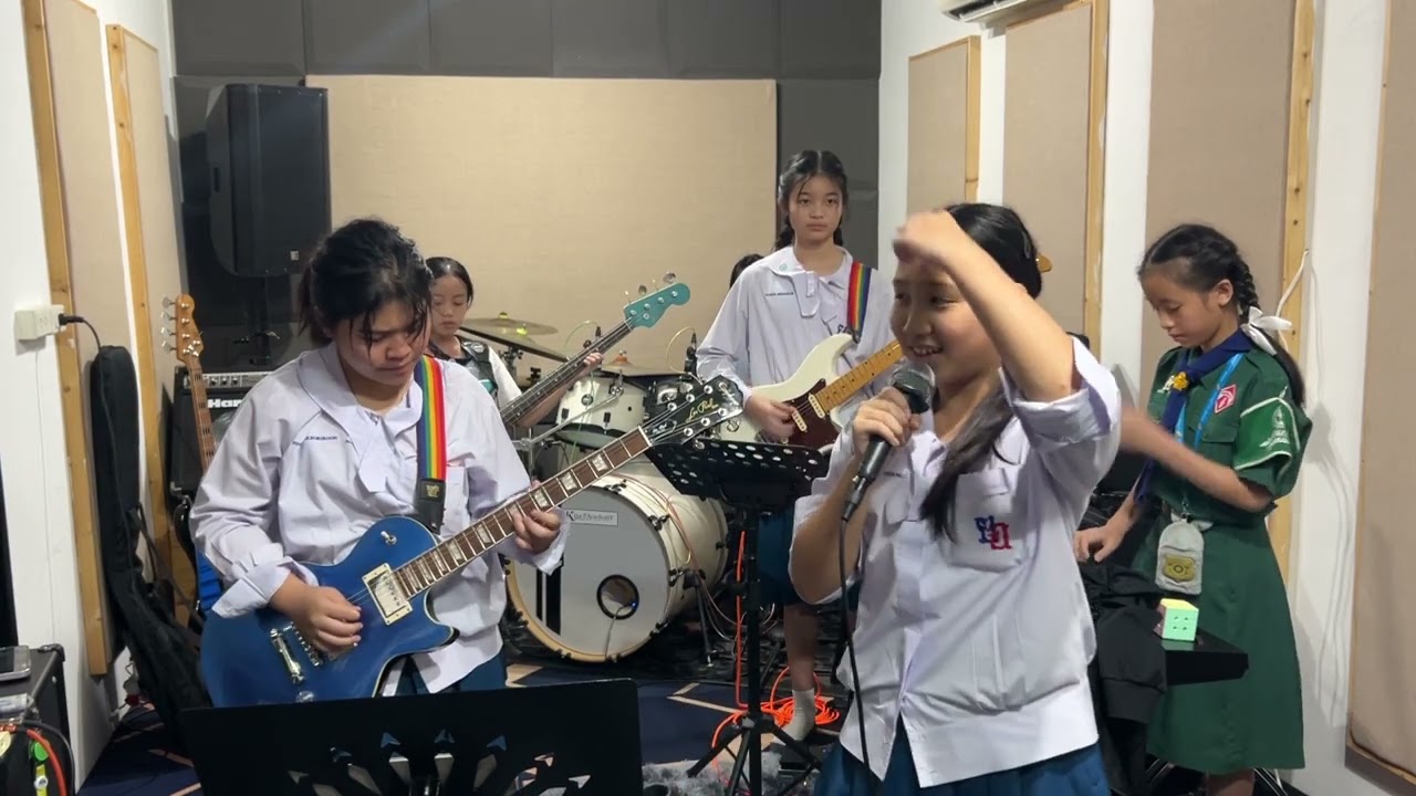 น้อง DIANA BAND. มาซ้อมดนตรีเตรียมการแสดง  ครับ