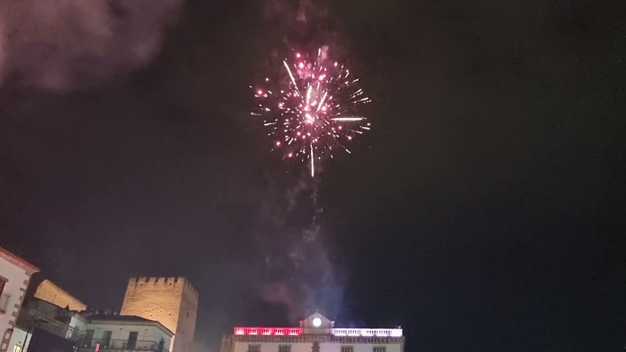 San Jorge 2022. Quema del dragón y fuegos artificiales. Cáceres