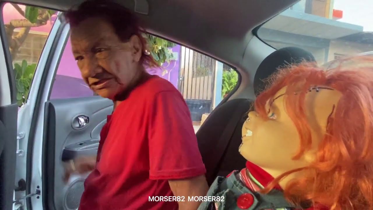 Gilberto pelea con el chucky 👻😄