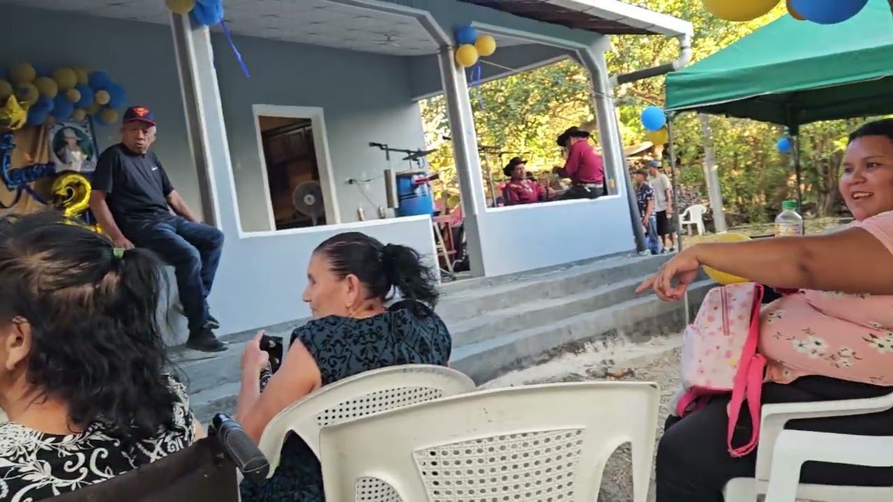 andamos de visita a una fiesta con musica en vivo